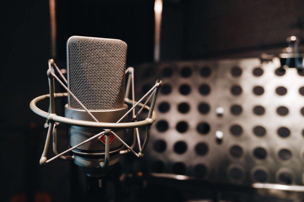 microphone-sound-recording-room-studio-7PC5V49